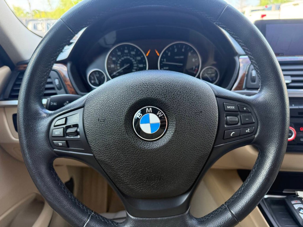 BMW 3 Series Vehicle Full-screen Gallery Image 23