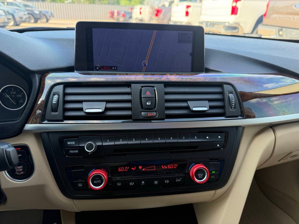 BMW 3 Series Vehicle Full-screen Gallery Image 24