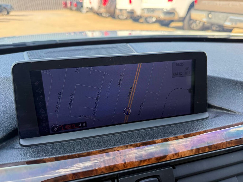 BMW 3 Series Vehicle Full-screen Gallery Image 25