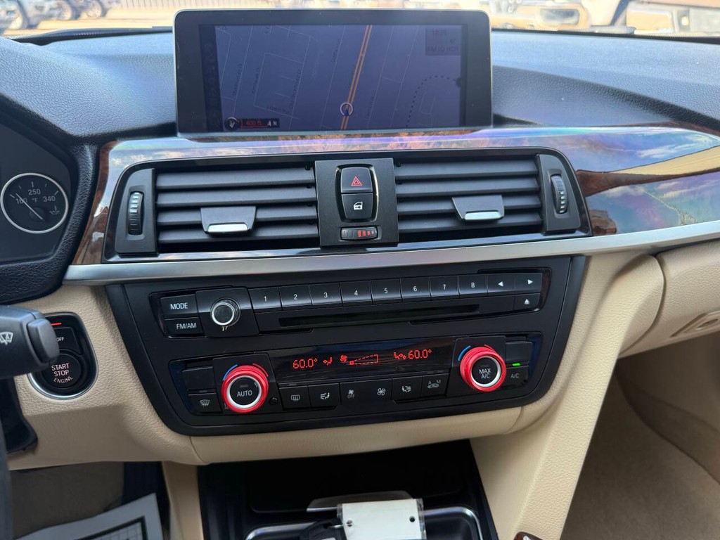 BMW 3 Series Vehicle Full-screen Gallery Image 27