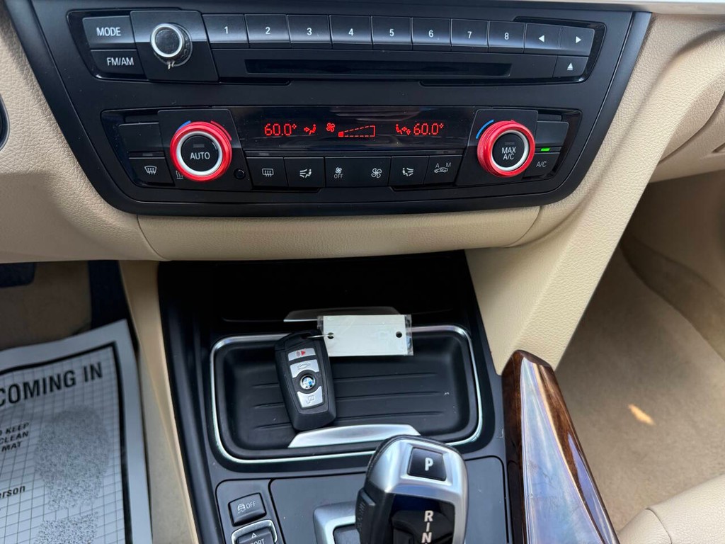 BMW 3 Series Vehicle Full-screen Gallery Image 28