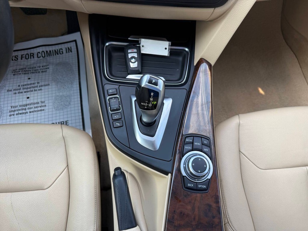 BMW 3 Series Vehicle Full-screen Gallery Image 29