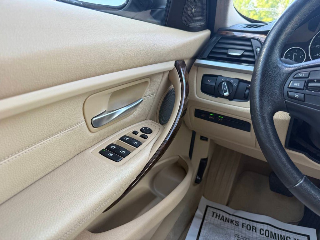 BMW 3 Series Vehicle Full-screen Gallery Image 30