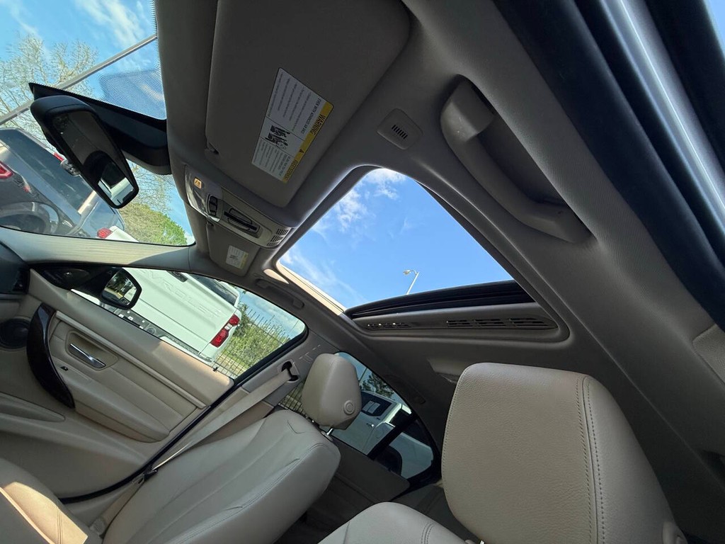 BMW 3 Series Vehicle Full-screen Gallery Image 31