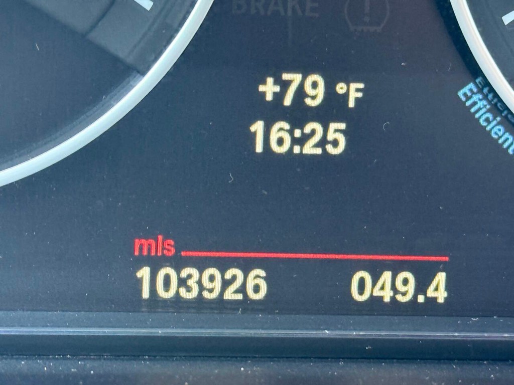 BMW 3 Series Vehicle Full-screen Gallery Image 33