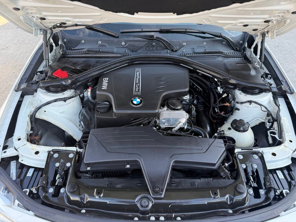 BMW 3 Series Vehicle Full-screen Gallery Image 35