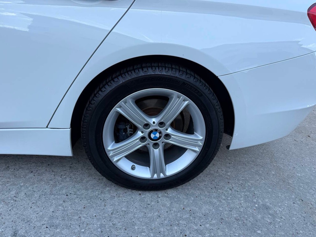 BMW 3 Series Vehicle Full-screen Gallery Image 36