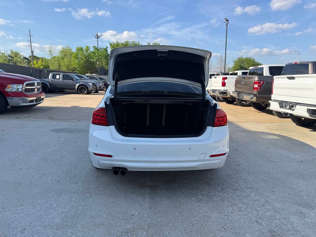 BMW 3 Series Vehicle Full-screen Gallery Image 37