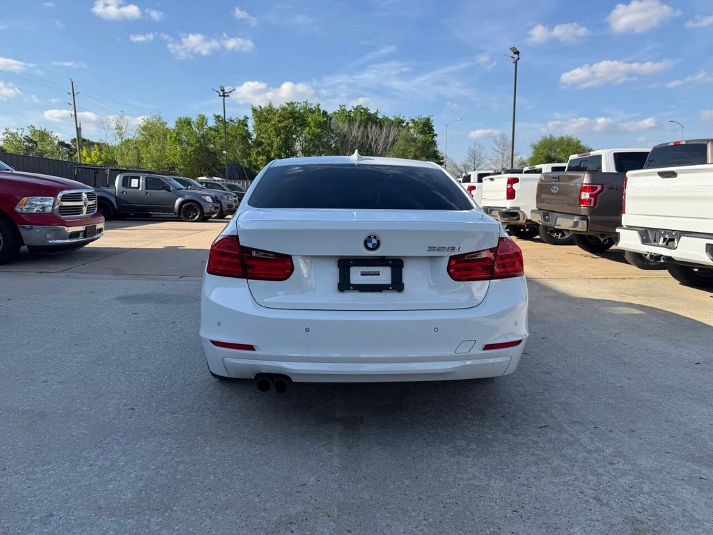 BMW 3 Series Vehicle Full-screen Gallery Image 38