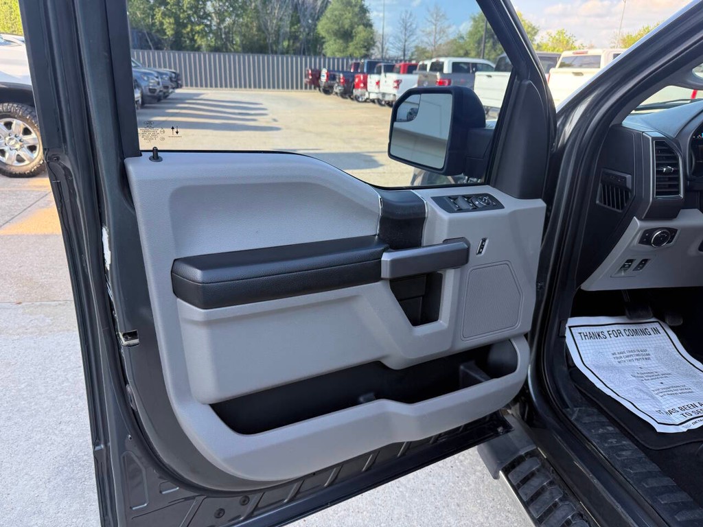 Ford F-150 Vehicle Full-screen Gallery Image 08