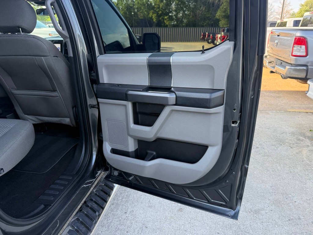 Ford F-150 Vehicle Full-screen Gallery Image 16