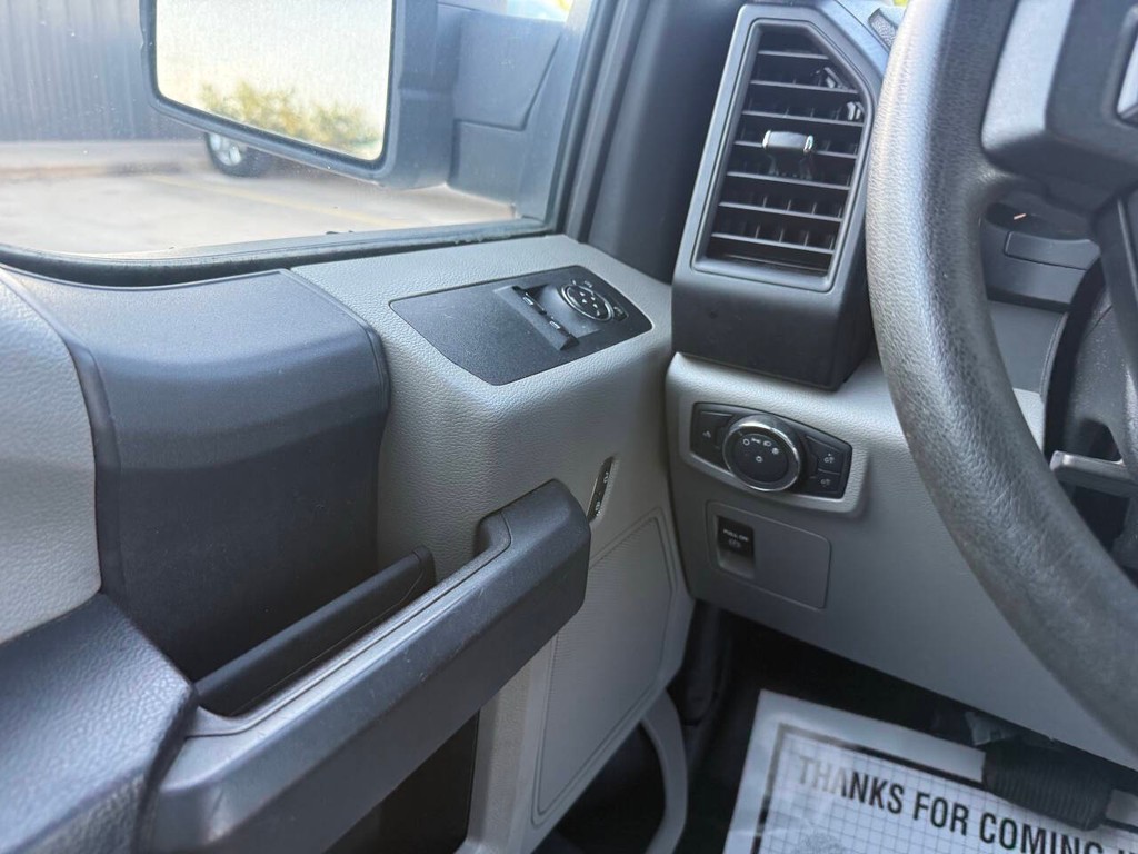 Ford F-150 Vehicle Full-screen Gallery Image 23