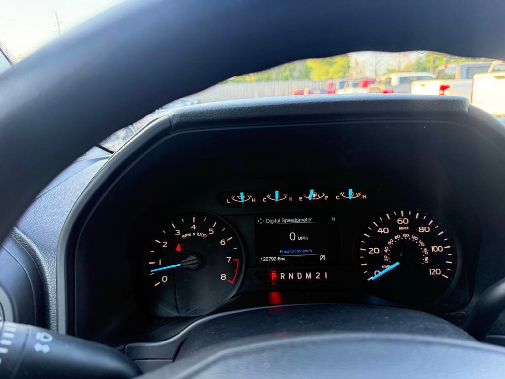 Ford F-150 Vehicle Full-screen Gallery Image 24