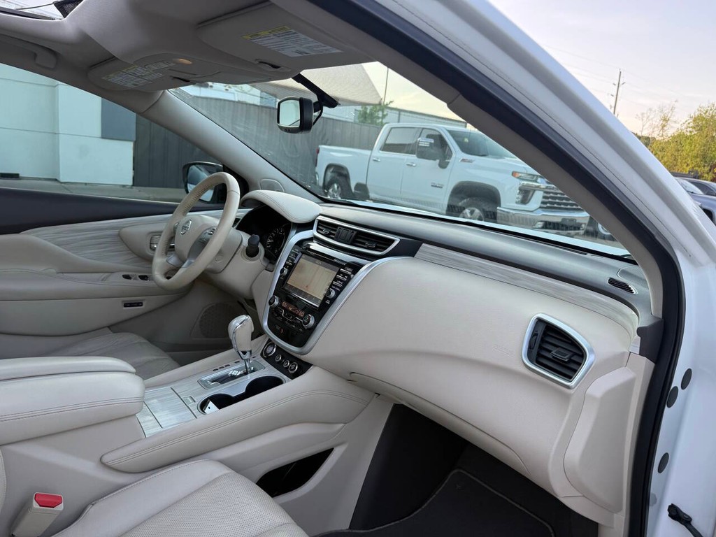 Nissan Murano Vehicle Full-screen Gallery Image 09