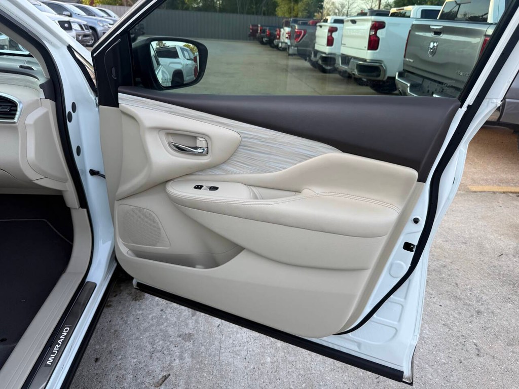 Nissan Murano Vehicle Full-screen Gallery Image 11