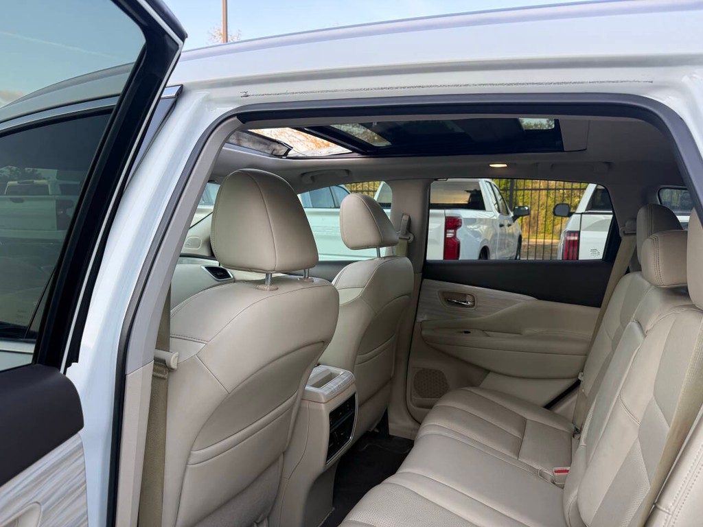 Nissan Murano Vehicle Full-screen Gallery Image 12