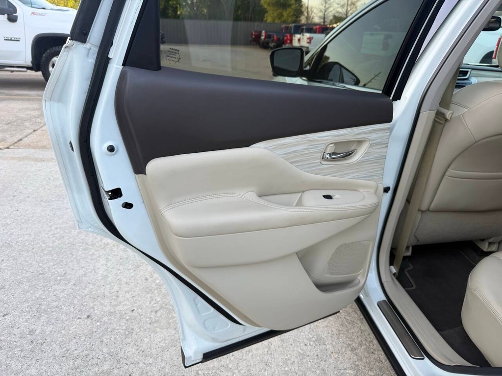 Nissan Murano Vehicle Full-screen Gallery Image 14