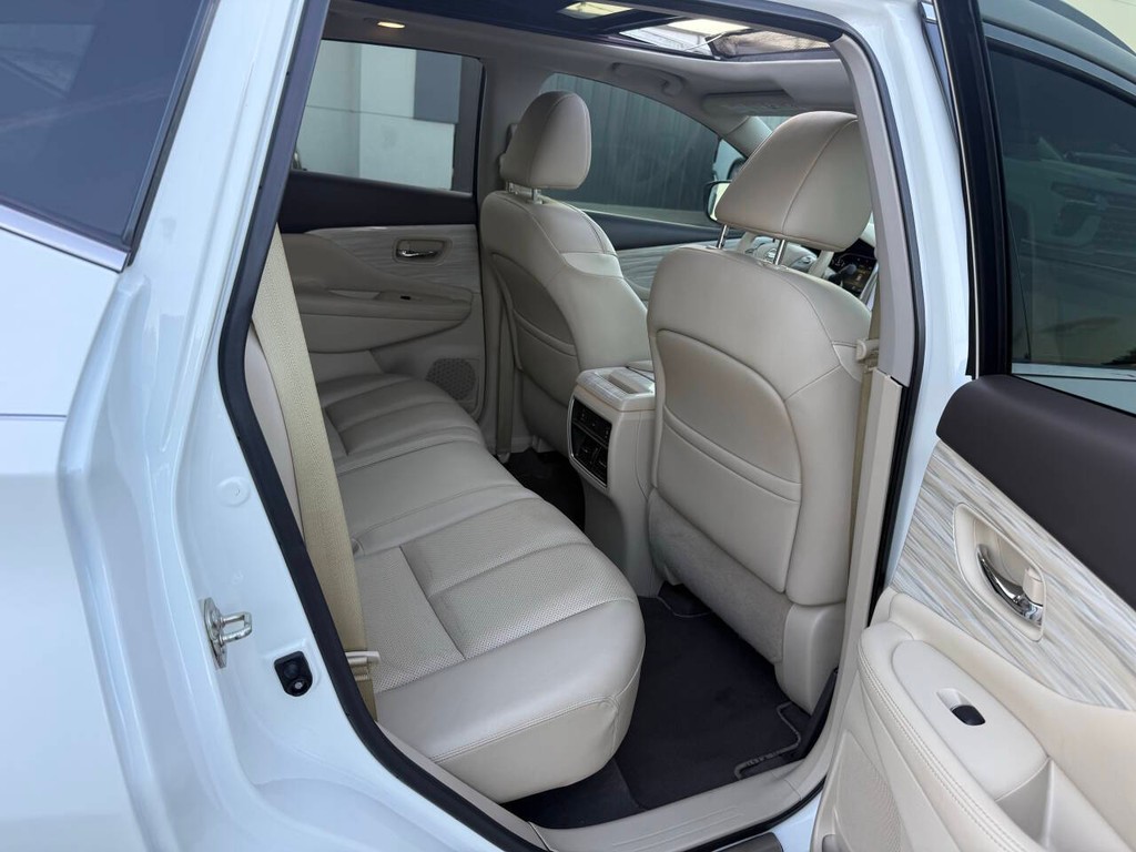 Nissan Murano Vehicle Full-screen Gallery Image 15