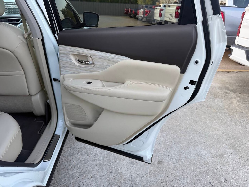 Nissan Murano Vehicle Full-screen Gallery Image 16