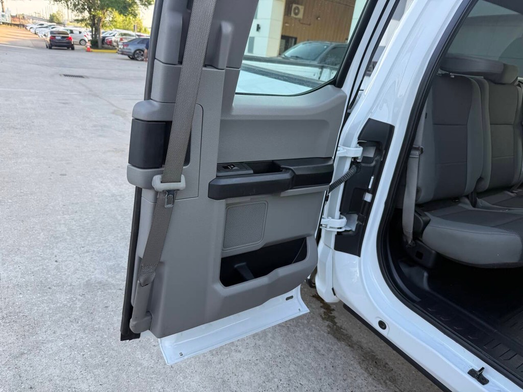 Ford F-150 Vehicle Full-screen Gallery Image 15