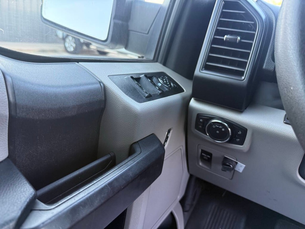 Ford F-150 Vehicle Full-screen Gallery Image 27