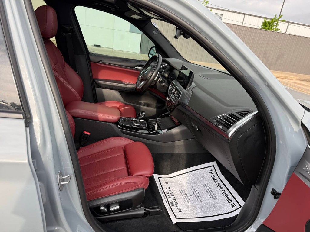 BMW X3 Vehicle Full-screen Gallery Image 10