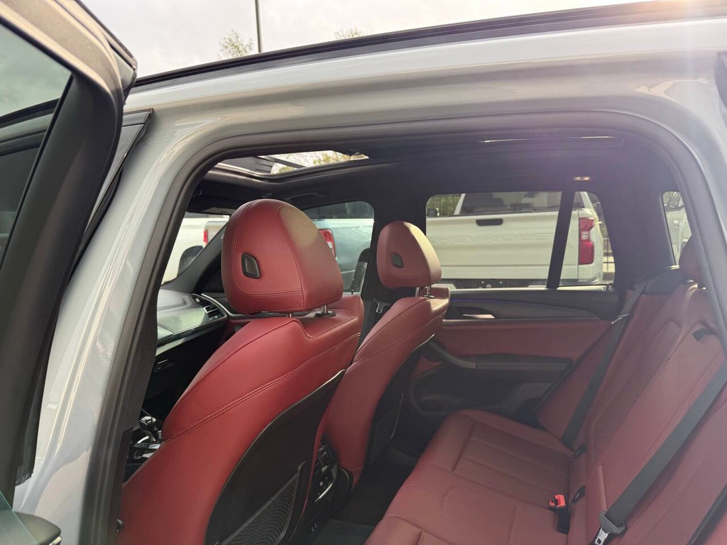 BMW X3 Vehicle Full-screen Gallery Image 12