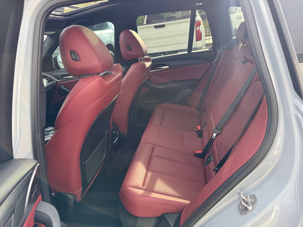 BMW X3 Vehicle Full-screen Gallery Image 13