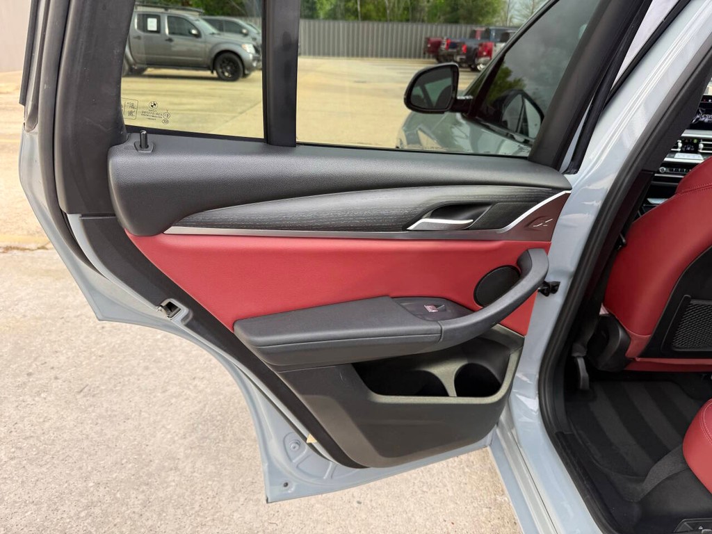 BMW X3 Vehicle Full-screen Gallery Image 14