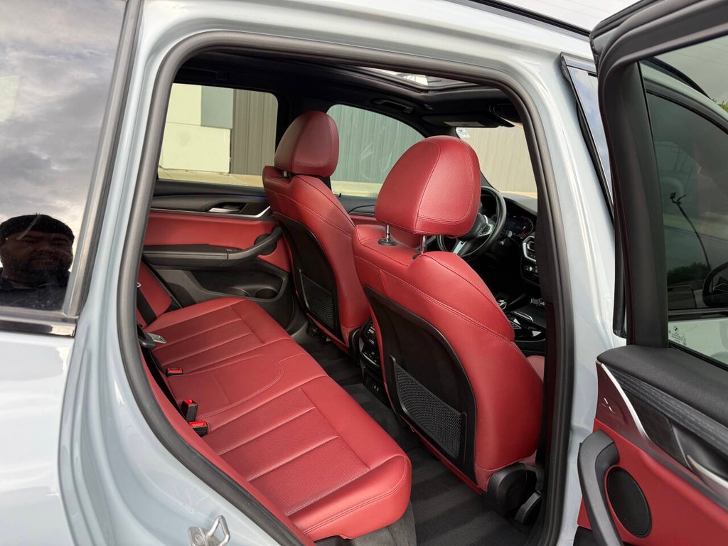 BMW X3 Vehicle Full-screen Gallery Image 15