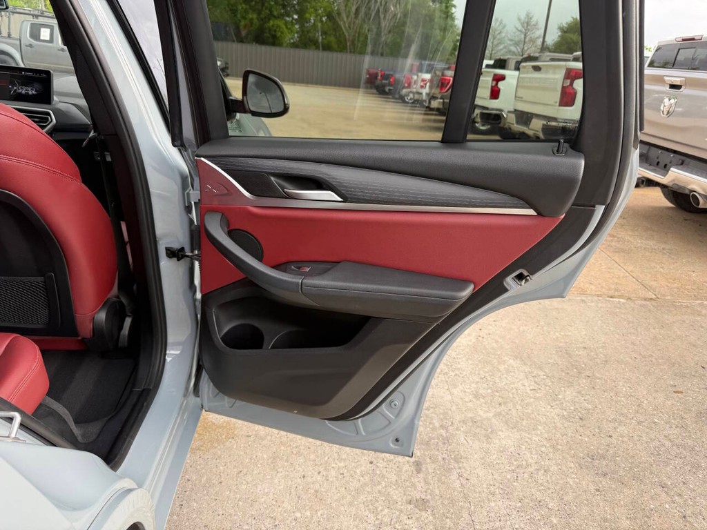 BMW X3 Vehicle Full-screen Gallery Image 16