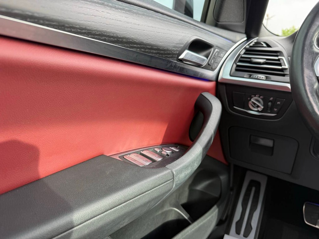 BMW X3 Vehicle Full-screen Gallery Image 30