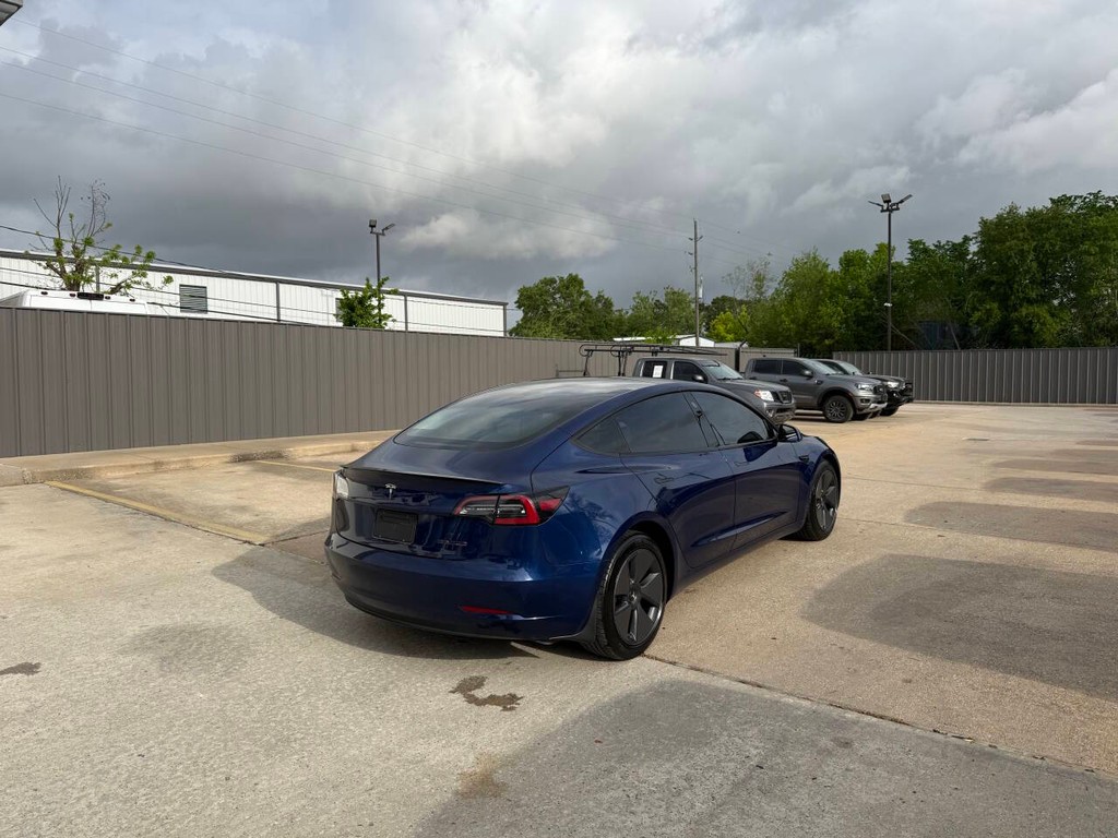 Tesla Model 3 Vehicle Full-screen Gallery Image 05