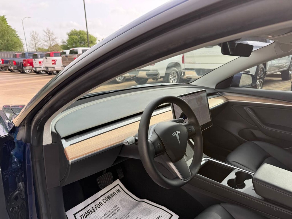 Tesla Model 3 Vehicle Full-screen Gallery Image 06