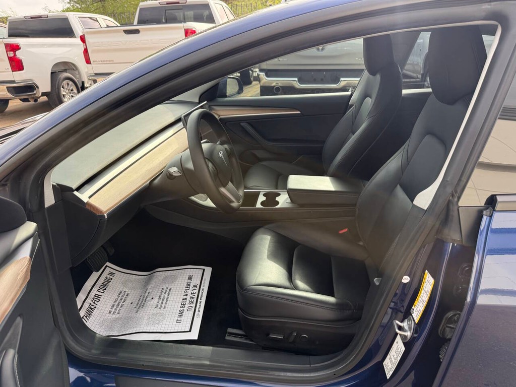 Tesla Model 3 Vehicle Full-screen Gallery Image 07