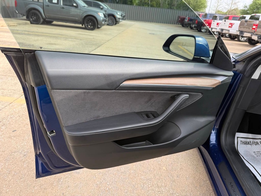 Tesla Model 3 Vehicle Full-screen Gallery Image 08