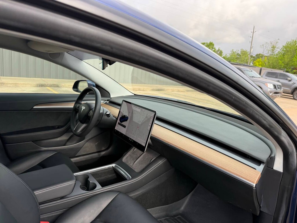 Tesla Model 3 Vehicle Full-screen Gallery Image 09