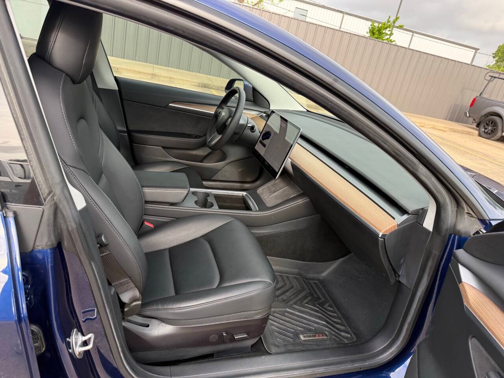 Tesla Model 3 Vehicle Full-screen Gallery Image 10