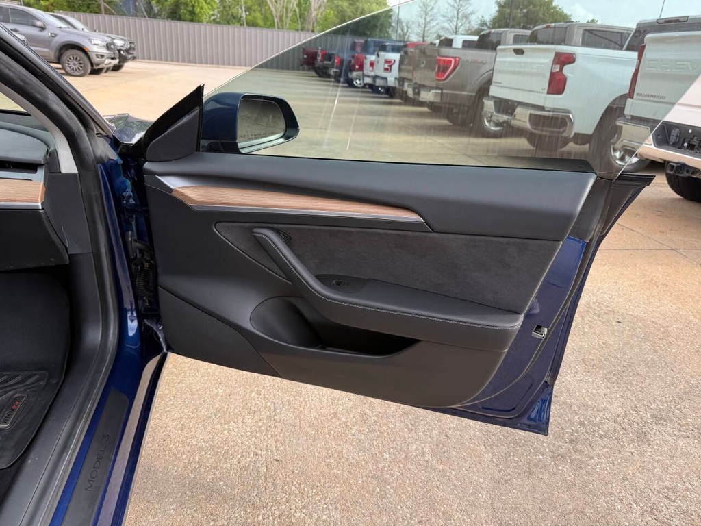 Tesla Model 3 Vehicle Full-screen Gallery Image 11