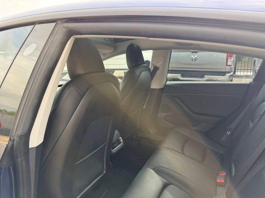 Tesla Model 3 Vehicle Full-screen Gallery Image 12