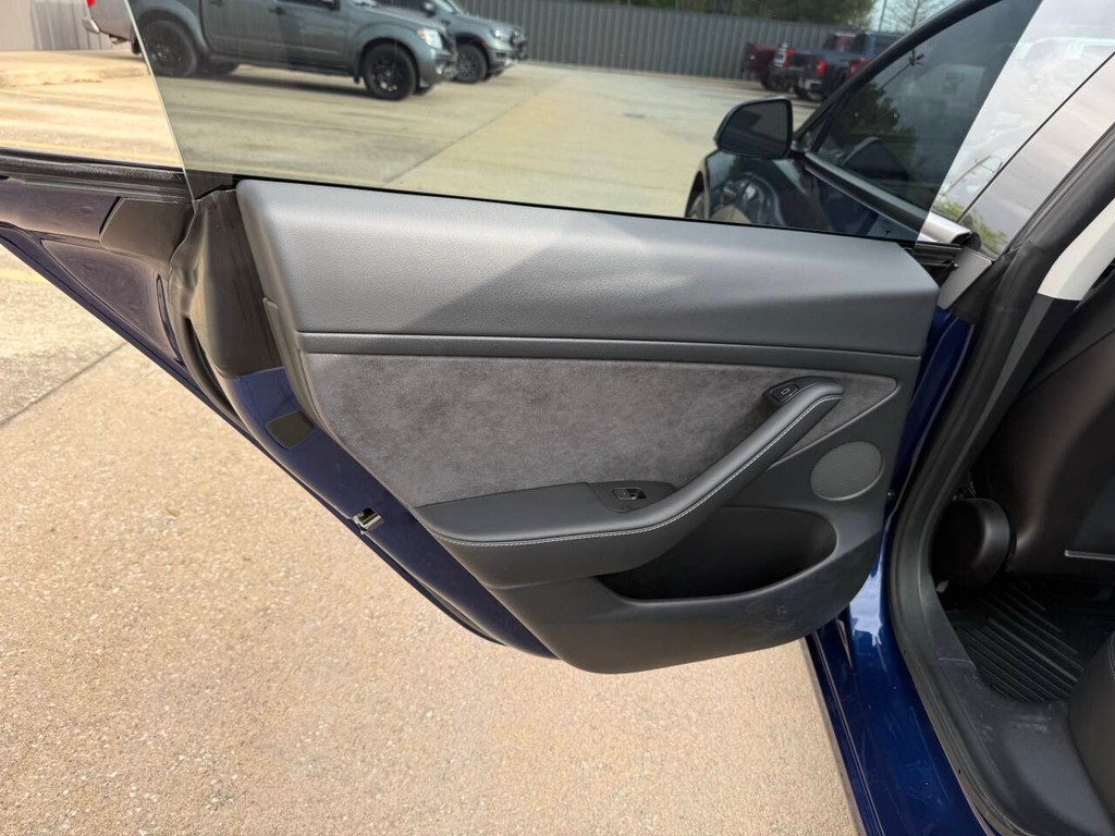 Tesla Model 3 Vehicle Full-screen Gallery Image 14