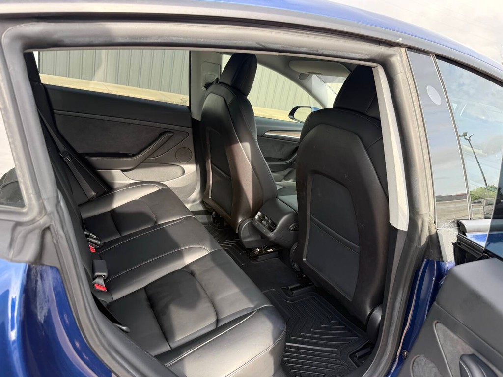 Tesla Model 3 Vehicle Full-screen Gallery Image 15