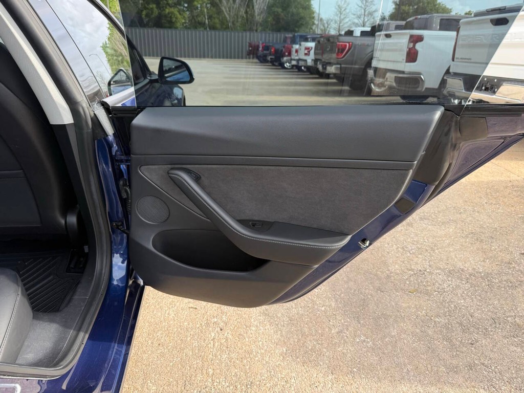 Tesla Model 3 Vehicle Full-screen Gallery Image 16