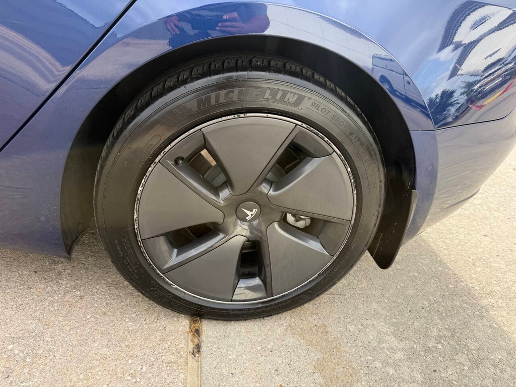 Tesla Model 3 Vehicle Full-screen Gallery Image 31