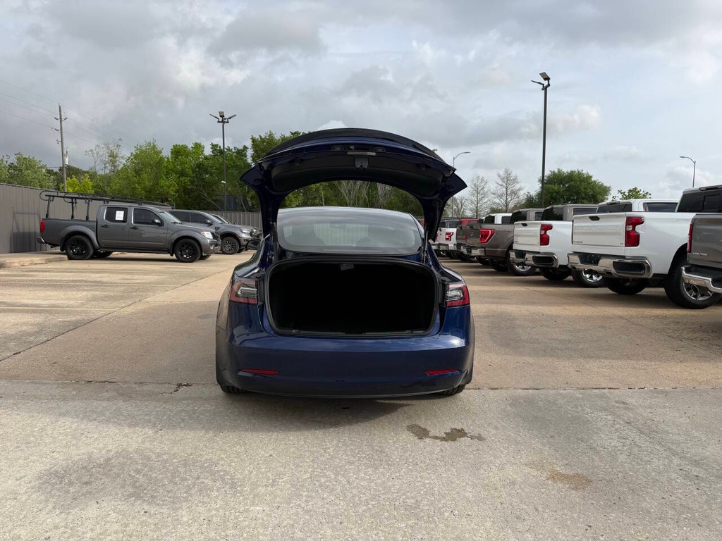 Tesla Model 3 Vehicle Full-screen Gallery Image 32
