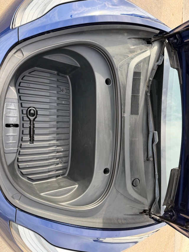 Tesla Model 3 Vehicle Full-screen Gallery Image 30