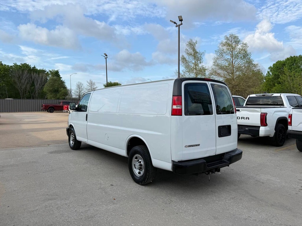 Chevrolet Express Cargo Van Vehicle Full-screen Gallery Image 04