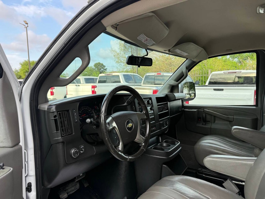 Chevrolet Express Cargo Van Vehicle Full-screen Gallery Image 06