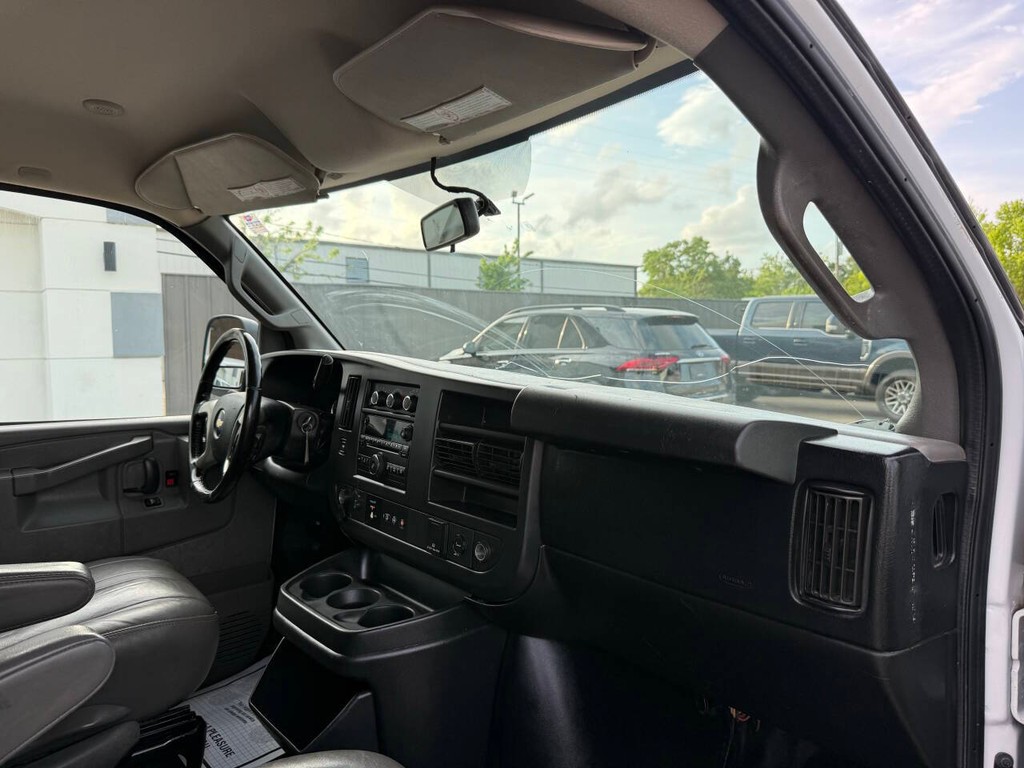 Chevrolet Express Cargo Van Vehicle Full-screen Gallery Image 09