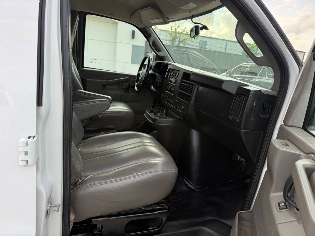 Chevrolet Express Cargo Van Vehicle Full-screen Gallery Image 10
